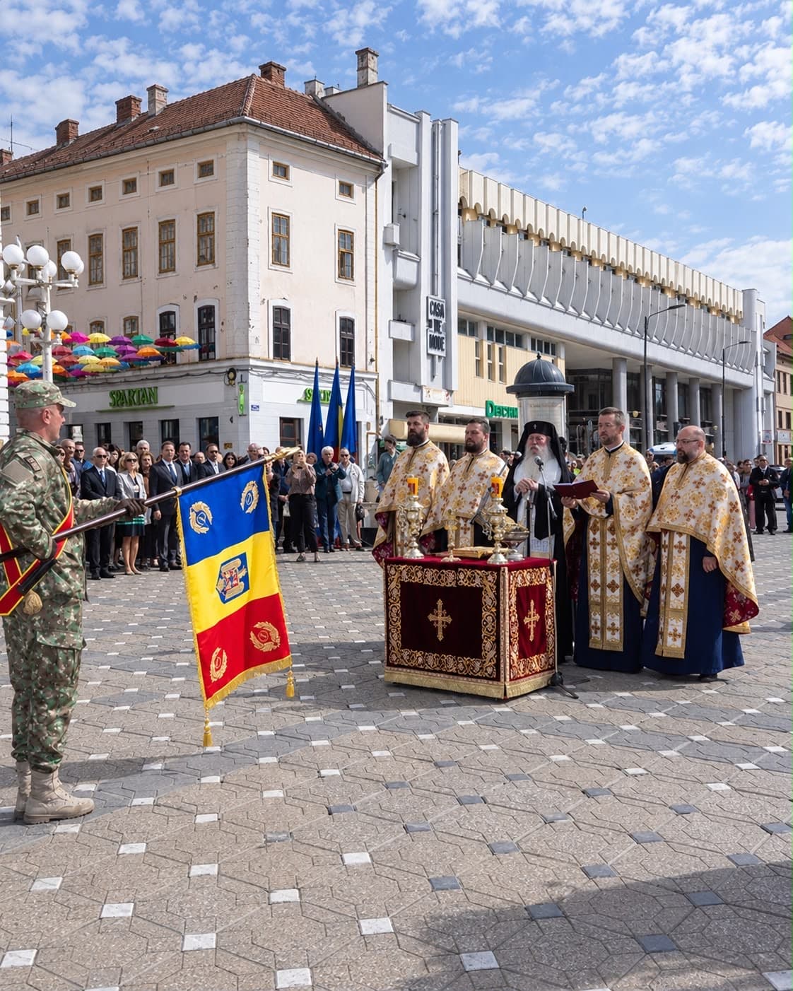 Drapelul de Luptă, încredințat Spitalului Militar din Timișoara. Ceremonie în Piața Victoriei