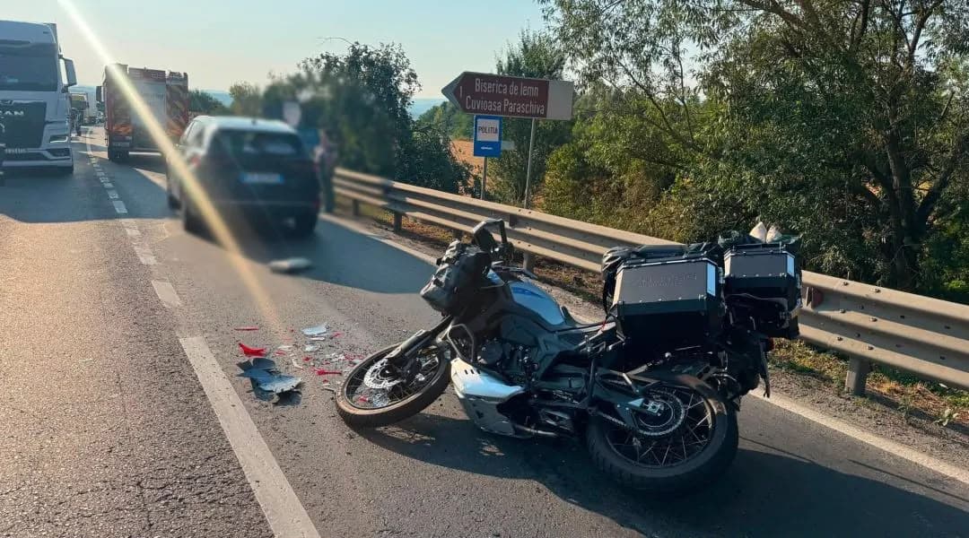Accident pe DN68A, între Margina și Coșava. Motociclist și pasageră, răniți după impactul cu un autoturism