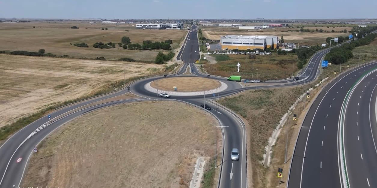 Drumul cu patru benzi spre Sânandrei prinde contur. Un sens giratoriu este deja gata