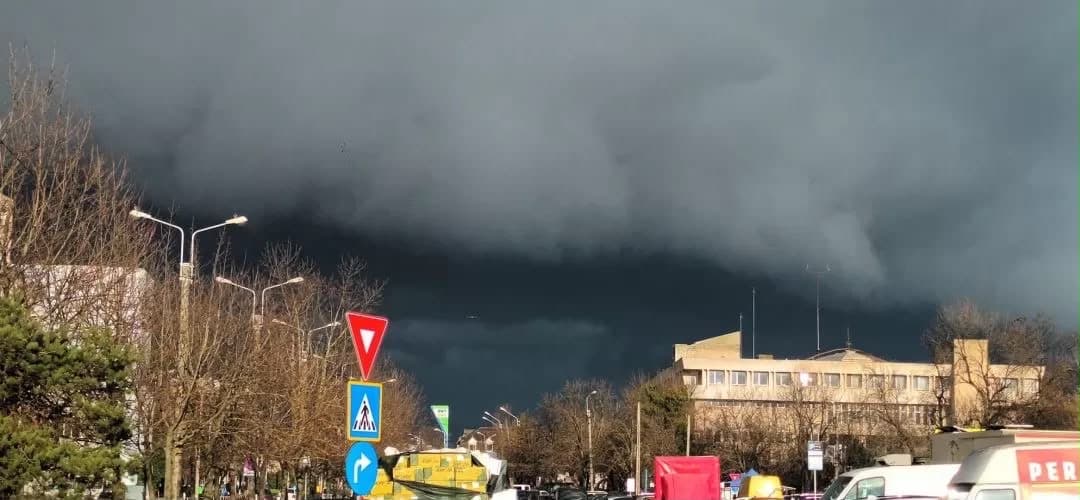 Cod galben de furtuni în Timiș după valul de caniculă. Meteorologii avertizează asupra vijeliilor și ploilor torențiale
