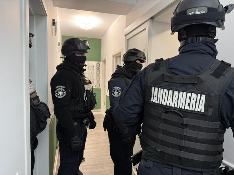Percheziții în Timiș: 16 locuințe vizate într-un dosar de furturi. Un polițist, suspectat că le dădea ponturi hoților