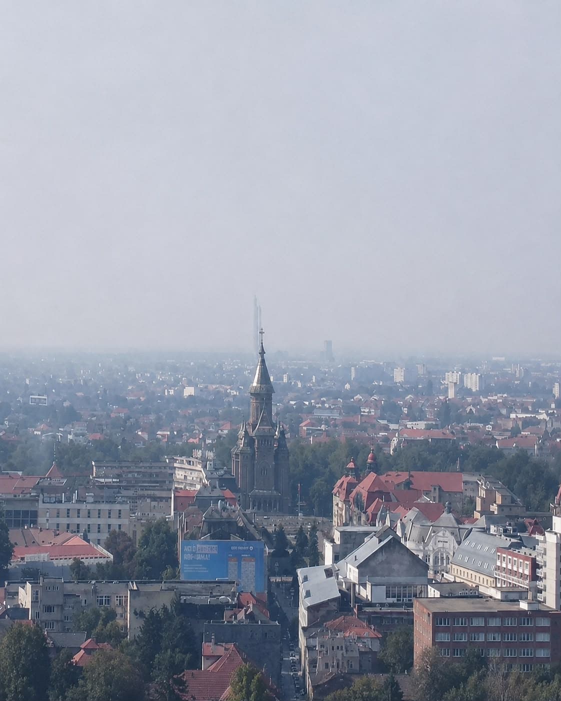 Timișoara, acoperită de fumul adus de vânt din incendiile de vegetație din Serbia