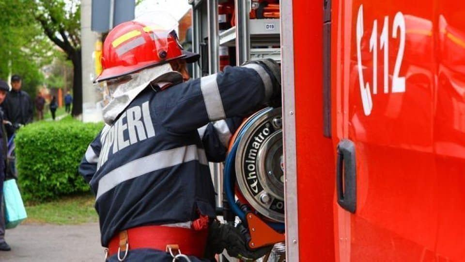 Incendiu puternic la Sânmihaiu Român. Flăcările au cuprins un garaj și s-au extins la acoperișul unei locuințe