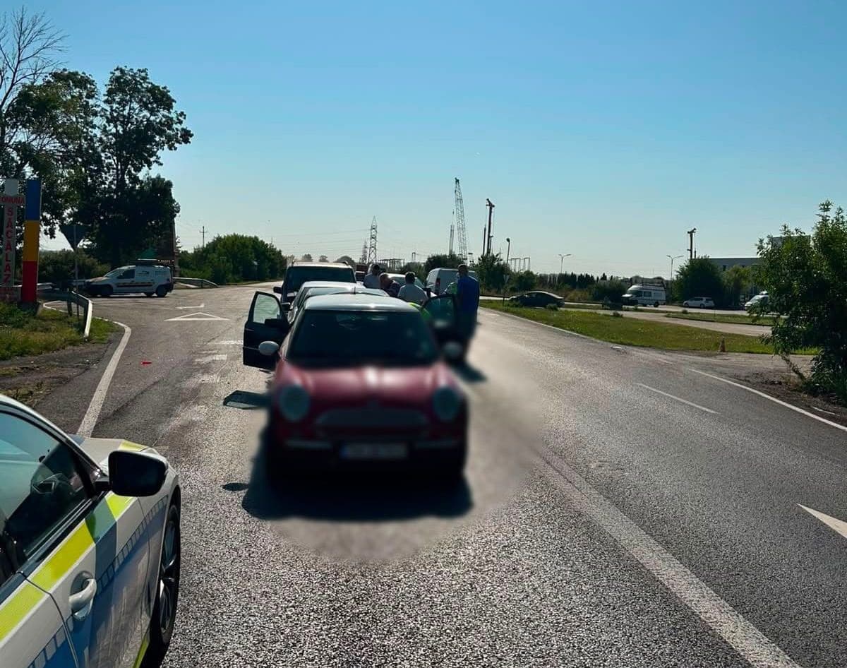 Accident în lanț între Timișoara și Săcălaz. Cinci mașini implicate, o femeie a ajuns la spital